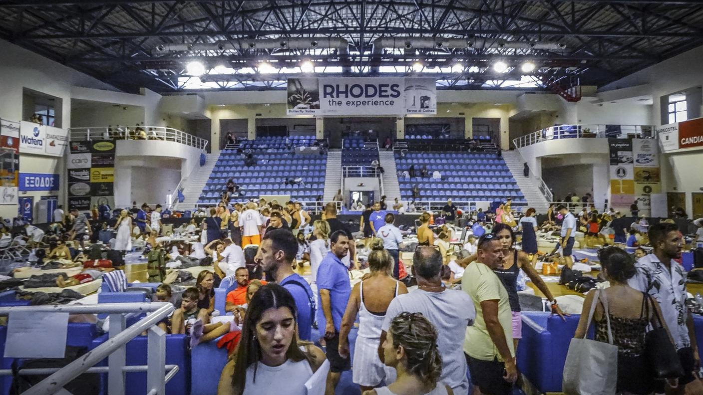 Turisti accolti in uno palazzetto sportivo dopo essere rimasti senza albergo