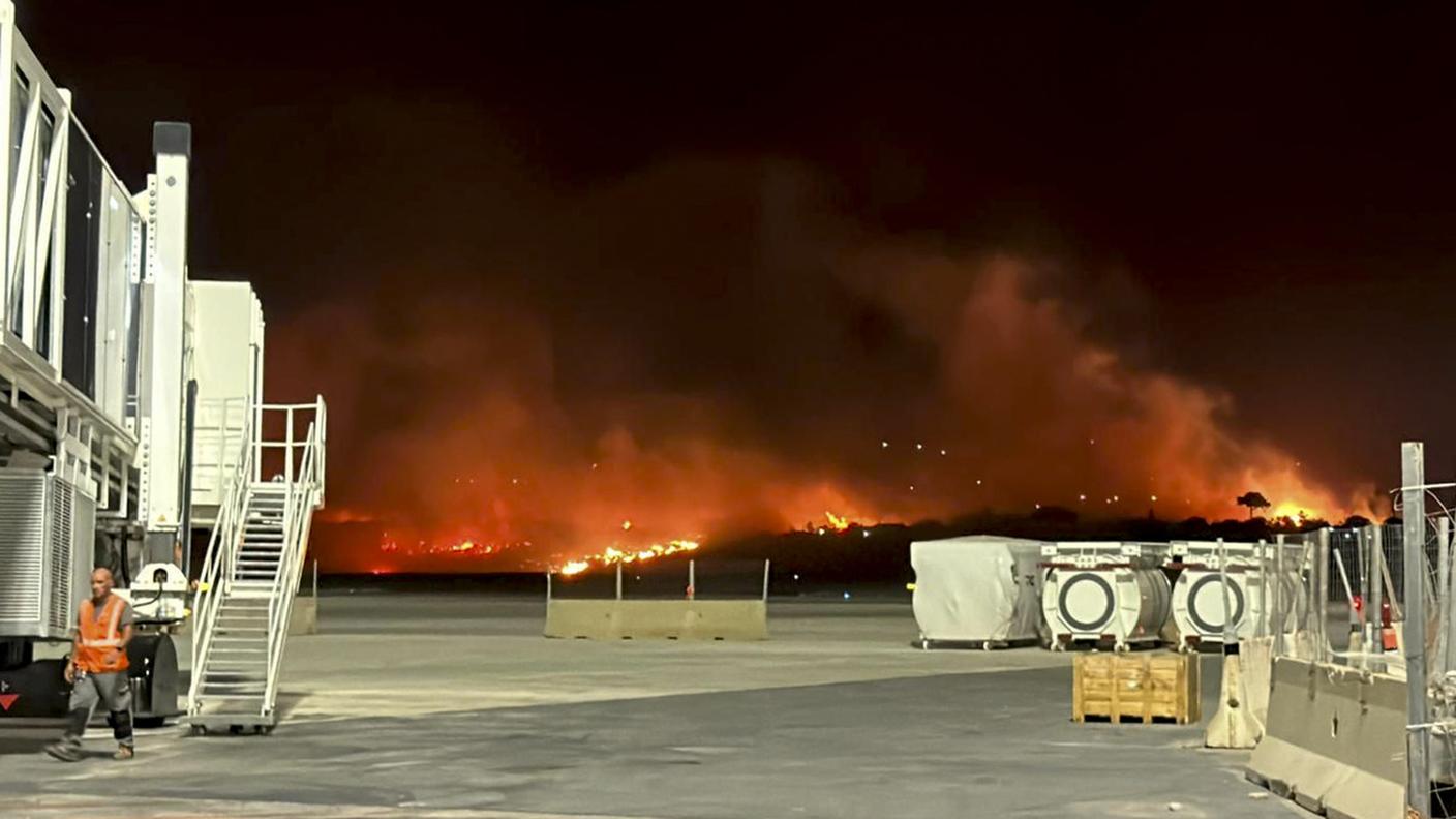 Le fiamme stanno minacciando l'aeroporto di Palermo