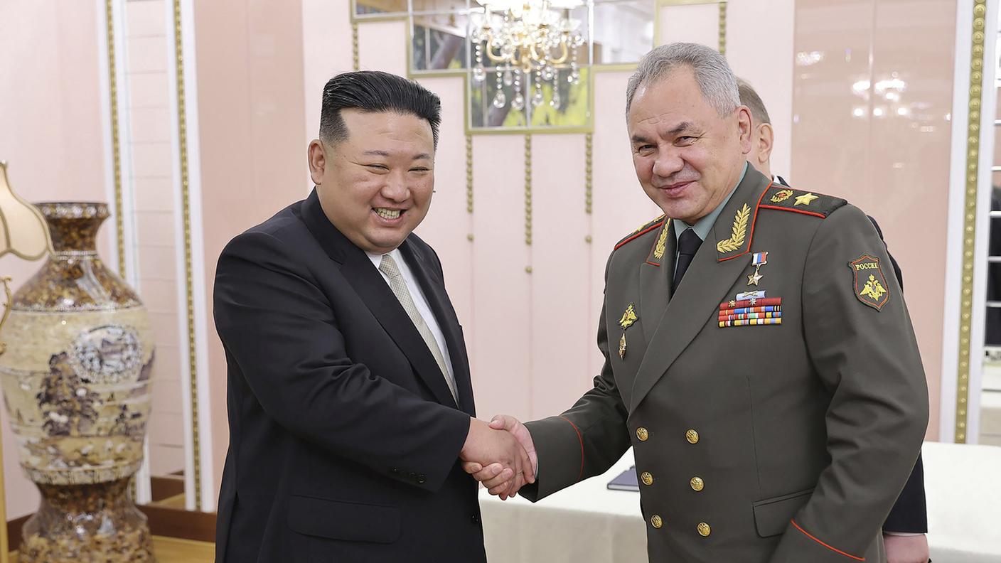 Stretta di mano tra Kim e Shoigu