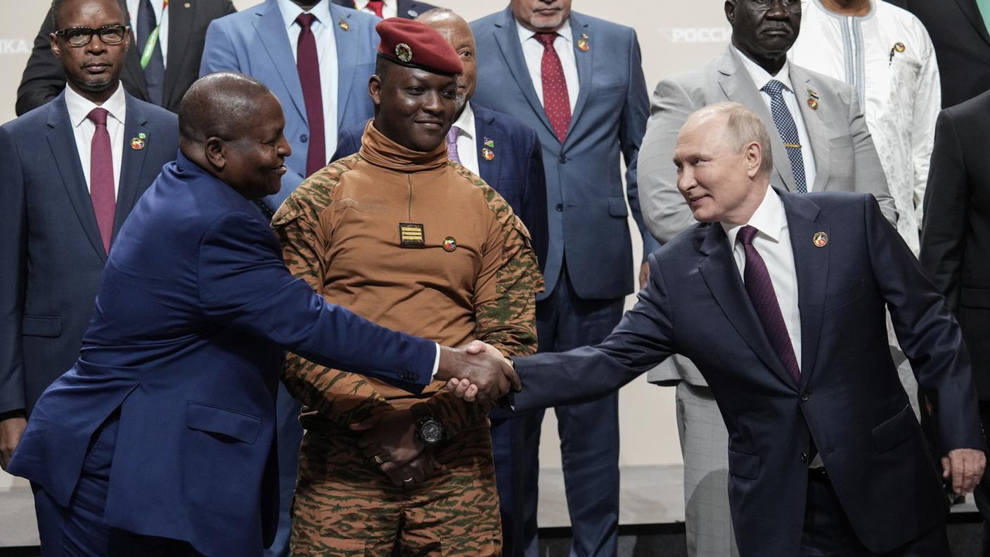 Strette di mano, qui il presidente Putin con il suo omologo del Mozambico, Filipe Nyusi