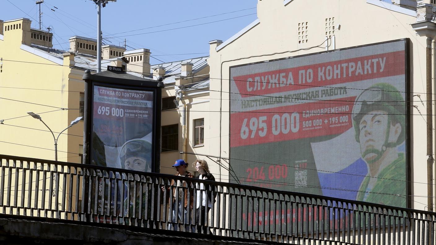 Il manifesto recita: "Servire la Russia è un vero lavoro"