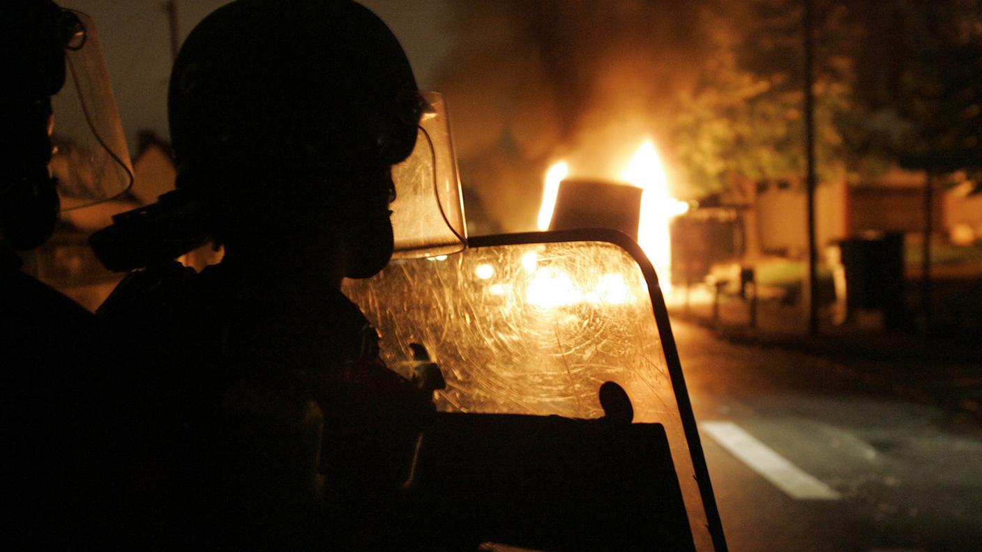 I manifestanti hanno incendiato auto e distrutto diversi negozi ad Aulnay-sous-Bois