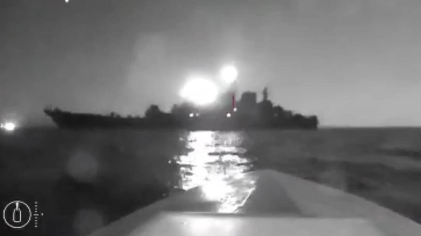 La petroliera danneggiata dall'attacco dei droni
