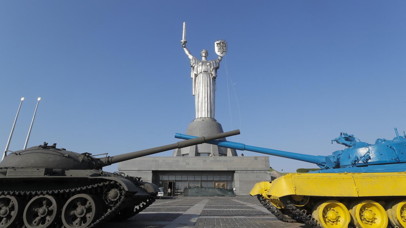 La statua alla Madre Patria a Kiev ha perso ad inizio agosto "falce e martello"