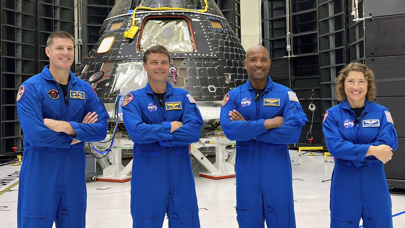 I quattro astronauti di Artemis 2 di fronte alla capsula Orion: Jeremy Hansen, Reid Wiseman, Victor Glover e Christina Koch