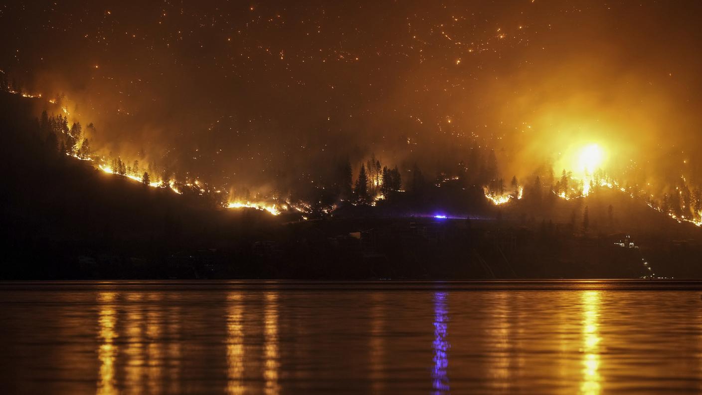 L'incendio nei pressi di Kelowna