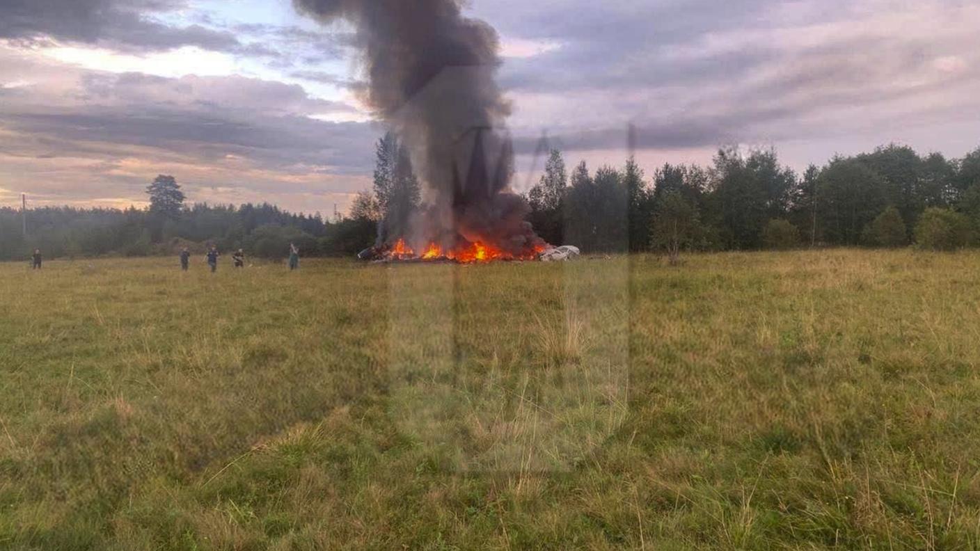 I resti dell'aereo in fiamme