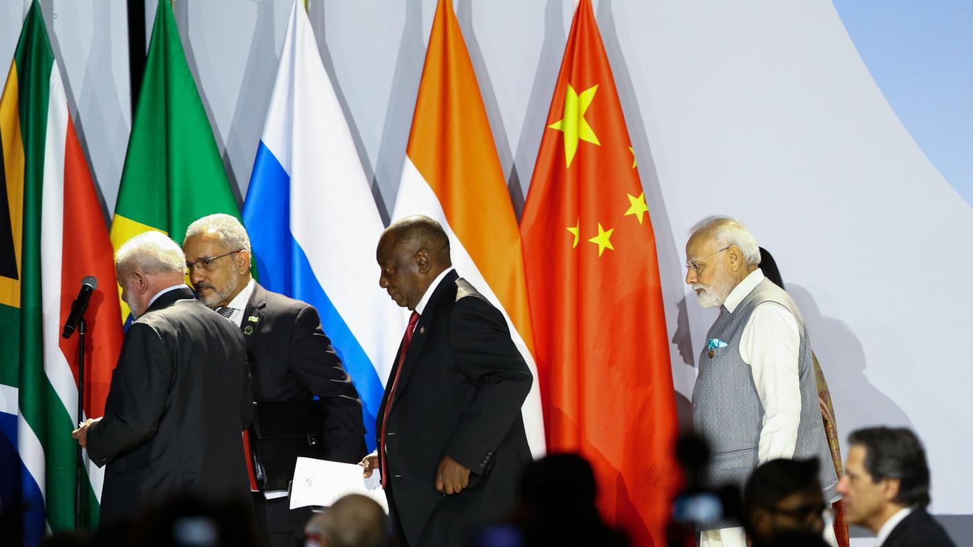 Il presidente sudafricano Cyril Ramaphosa e quello indiano e il primo ministro indiano Narendra Modi durante il summit a Johannesburg