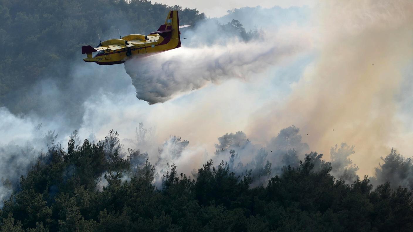Operazioni di spegnimento ieri (giovedì) durante un incendio nella foresta di Dadia, in Tracia, nel nord della Grecia