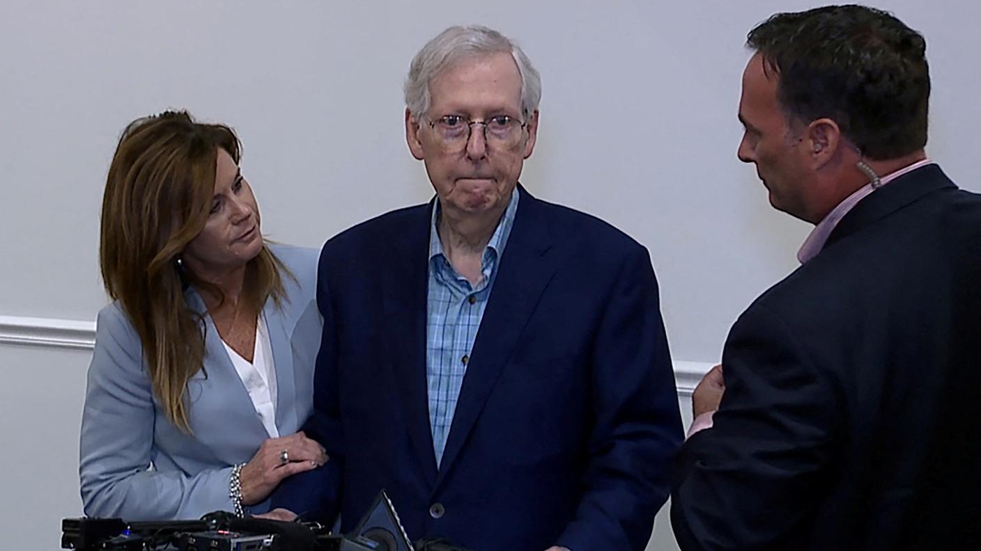 Il senatore Mitch McConnell immobile davanti alle telecamere