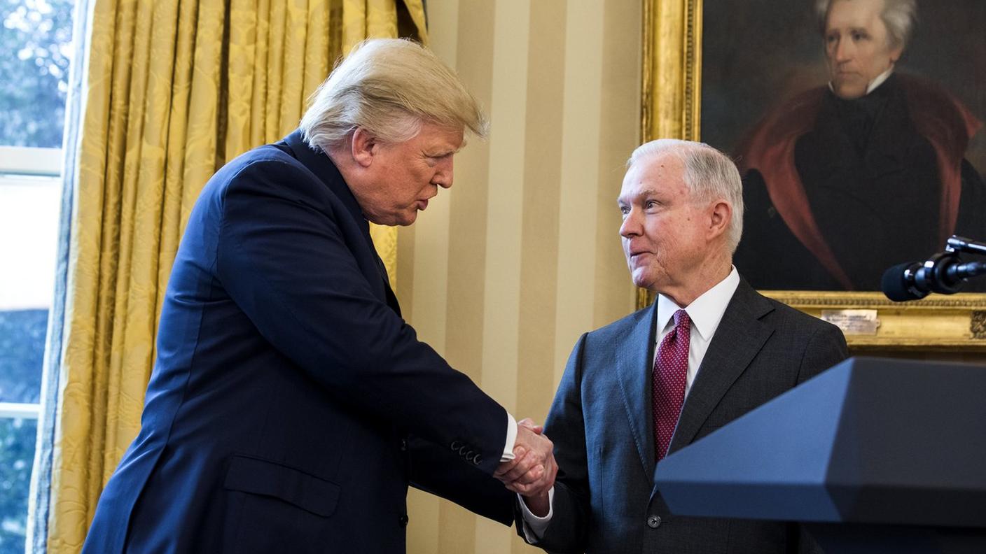 La mano tesa di Trump in aiuto al "delfino" Sessions
