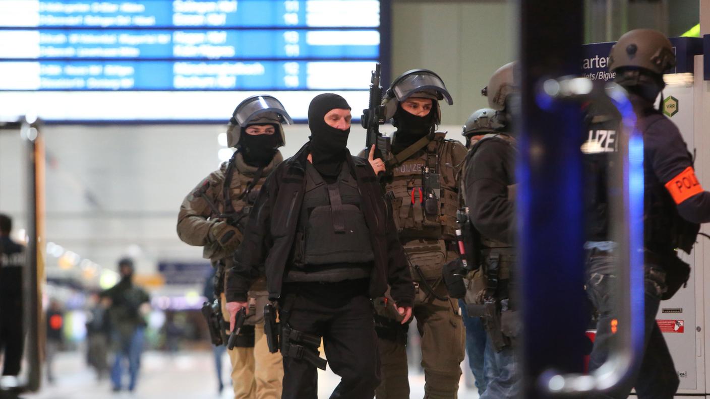 La polizia era presente in forze all'interno della stazione
