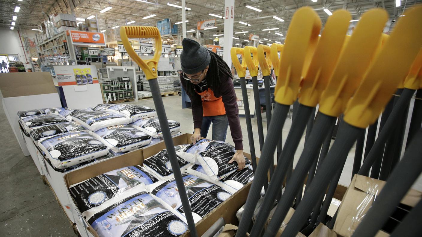Pale e sacchi di sale in evidenza sugli scaffali dei supermercati del Massachusetts