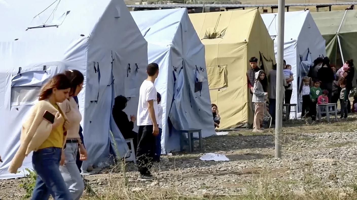 Civili sfollato e accolti in una tendopoli all'aeroporto di Stepanakert, sotto il controllo dei peacekeeper russi
