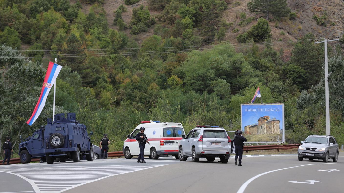 La polizia ha circondato la località di Banjska