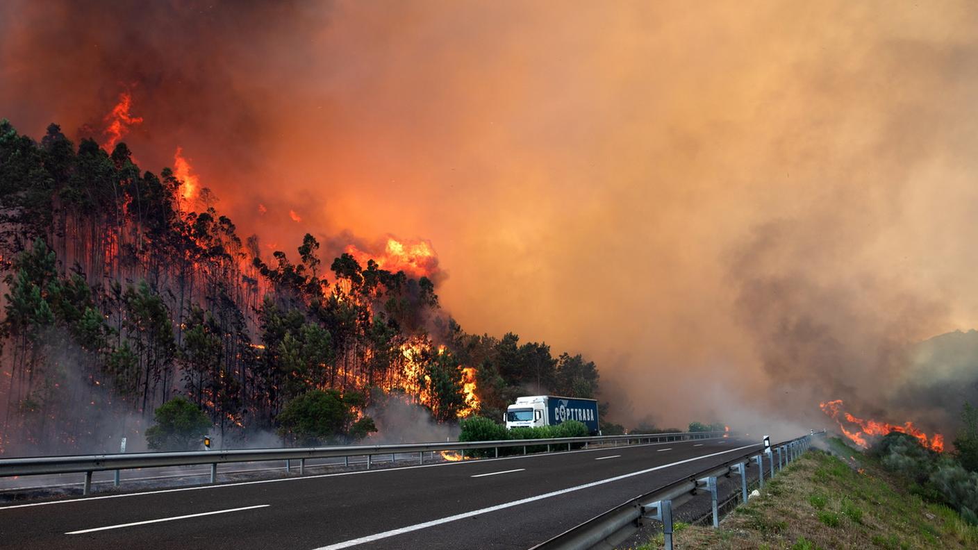 Gli incendi si sono ripresentati lo scorso agosto in Portogallo, qui le fiamme lambiscono i boschi sull'autostrada a Cardosos