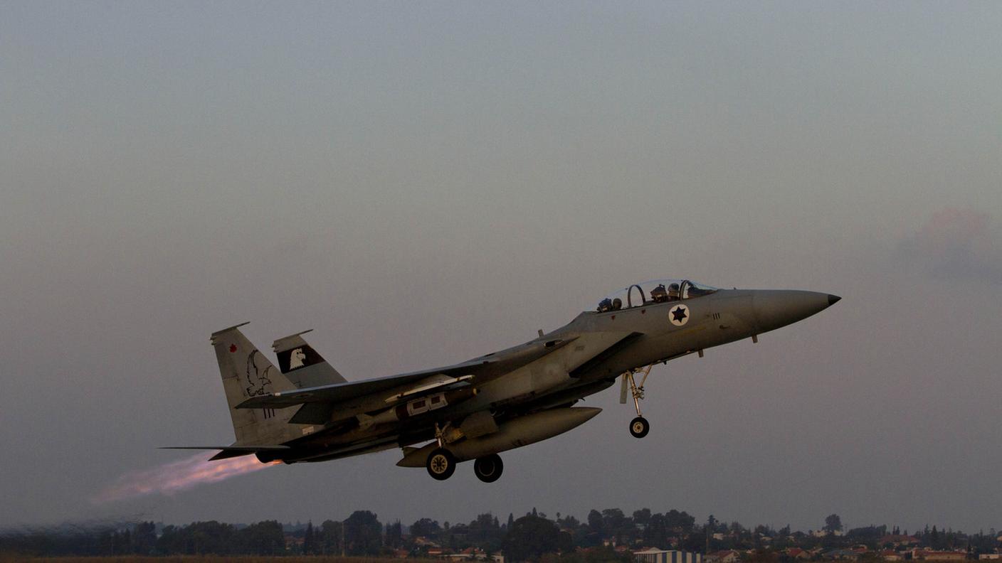 I jet di Israele sconfinano per contrastare il traffico d'armi verso il Libano