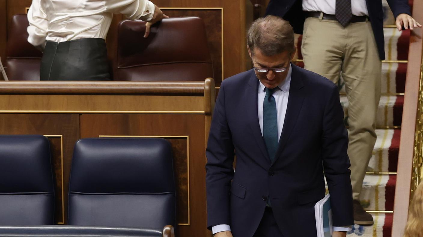 Feijóo mentre lascia l'aula dopo la sconfitta