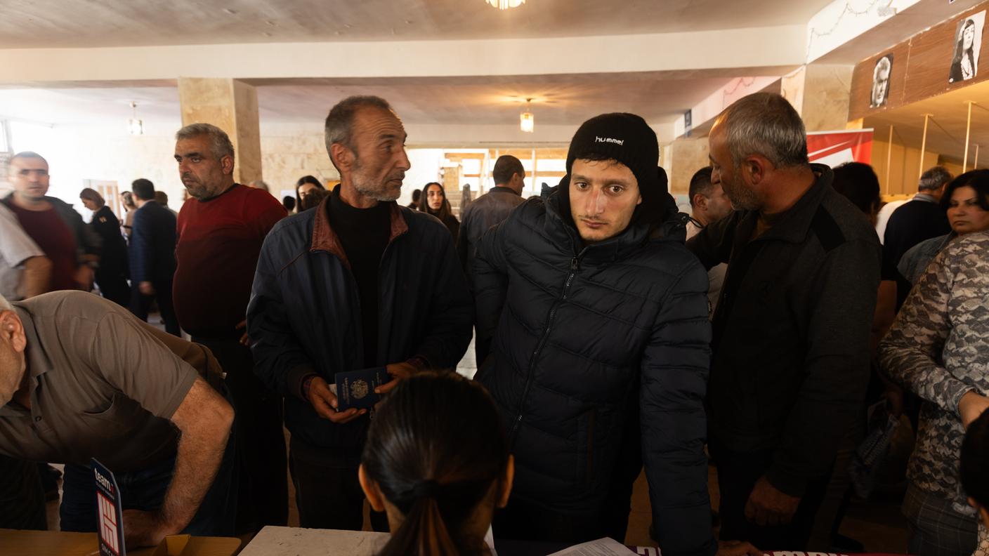 In un centro di registrazione predisposto dal governo armeno