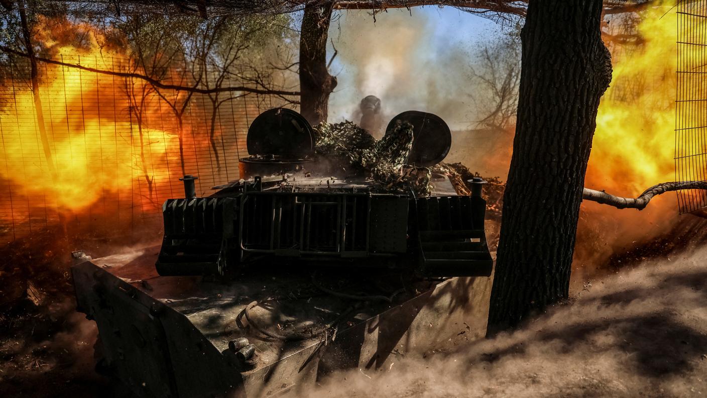 Una postazione ucraina fa fuoco da un obice contro le truppe russe nella regione del Donetsk