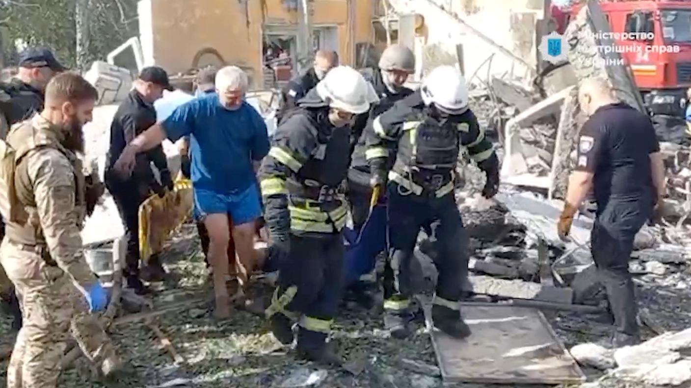 I soccorritori tra le macerie del bombardamento russo a Groza