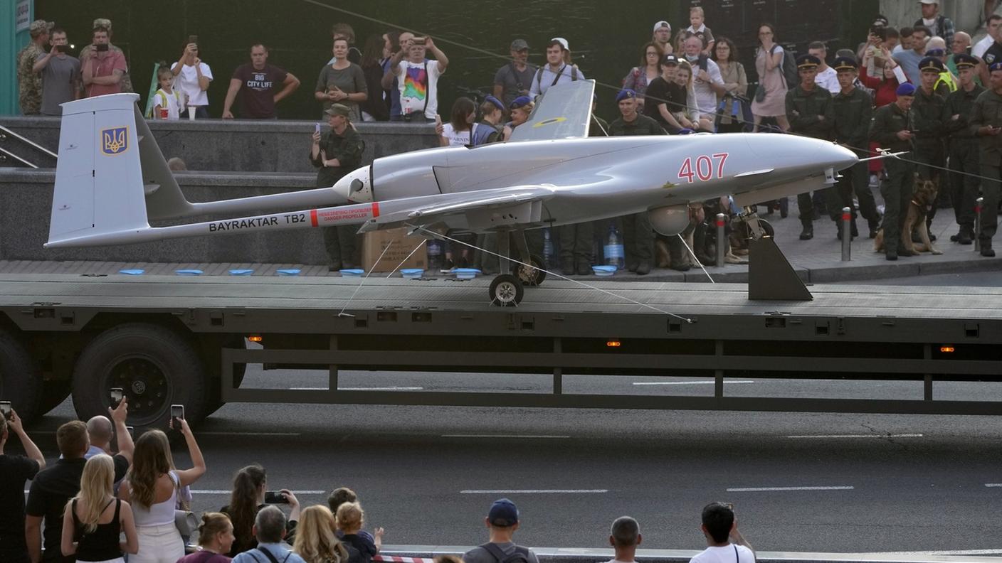 Un drone turco TB2 Bayraktar delle Forze armate ucraine durante una manifestazione nel centro di Kiev