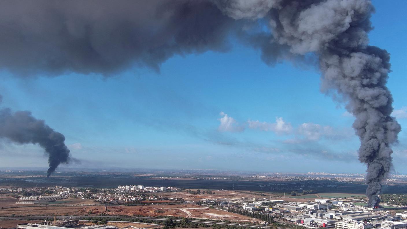 Pennacchi di fumo si alzano nel cielo da Israele