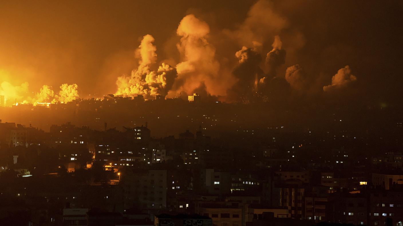 Sono andati avanti i bombardamenti israeliani sui territori della striscia di Gaza lunedì notte