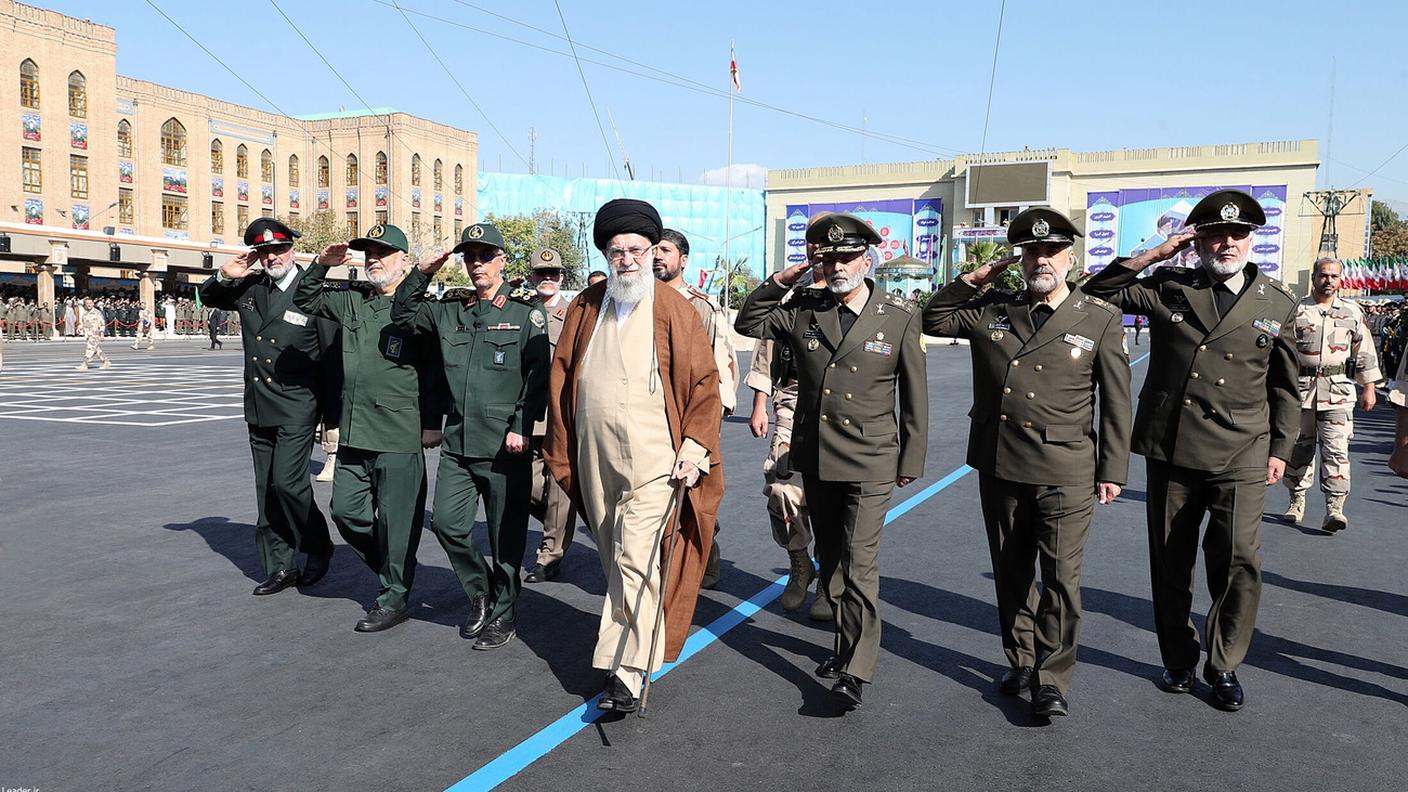 La Guida suprema iraniana, l'Ayatollah Ali Khamenei, in visita a un'accademia militare a Teheran, dove ha tenuto il suo discorso