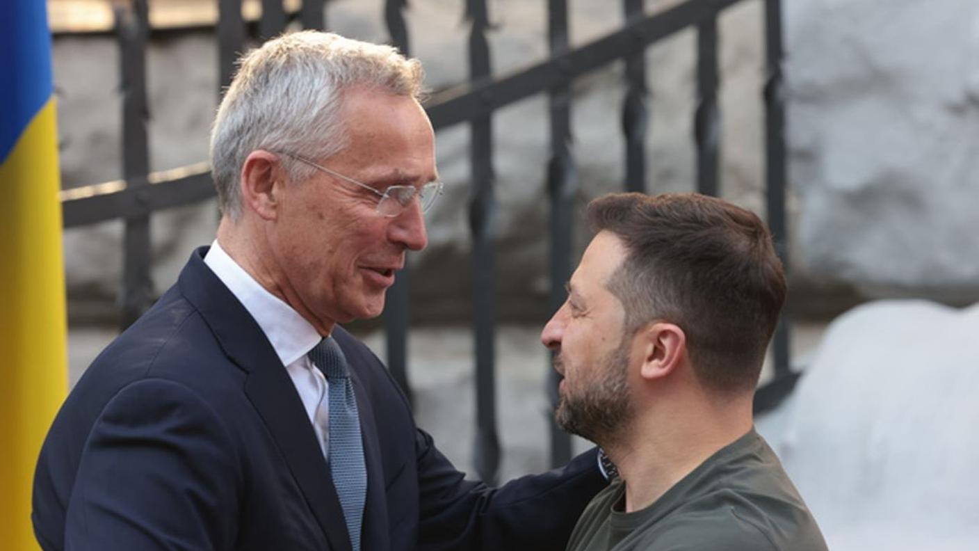 Il segretario generale della NATO Jens Stoltenberg accoglie Volodymyr Zelensky a Bruxelles