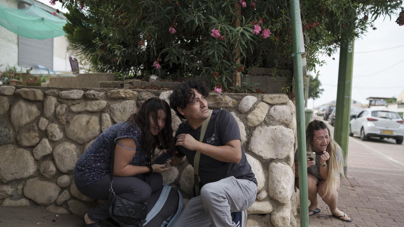 Civili cercano un riparo ad Ashkelon (sud di Israele) dai missili lanciati da Gaza