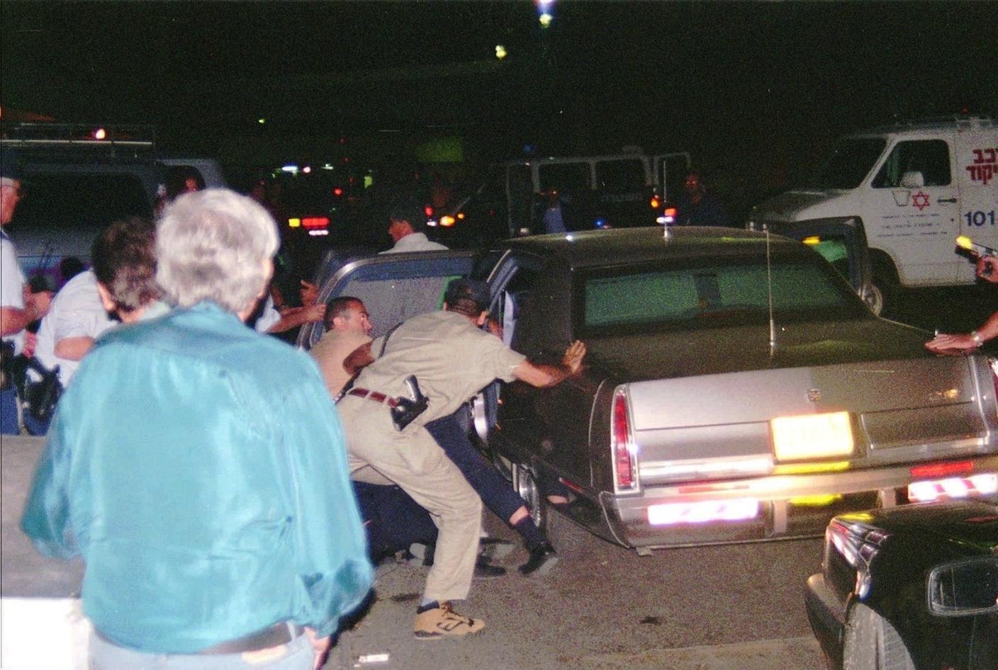Agenti della sicurezza mentre caricano su un'auto il premier Yitzhak Rabin, colpito a morte da un estremista di destra israeliano il 4 novembre 1995