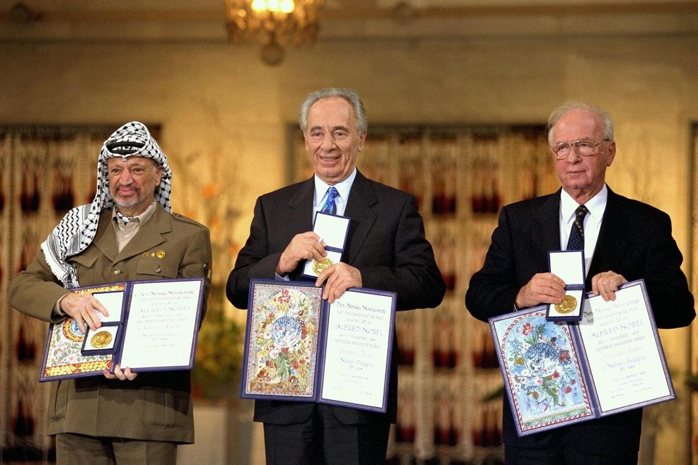 Il presidente palestinese Yasser Arafat, il ministro degli Esteri israeliano Shimon Peres e il premier israeliano Yitzhak Rabin insigniti del Premio Nobel per la pace (1994)