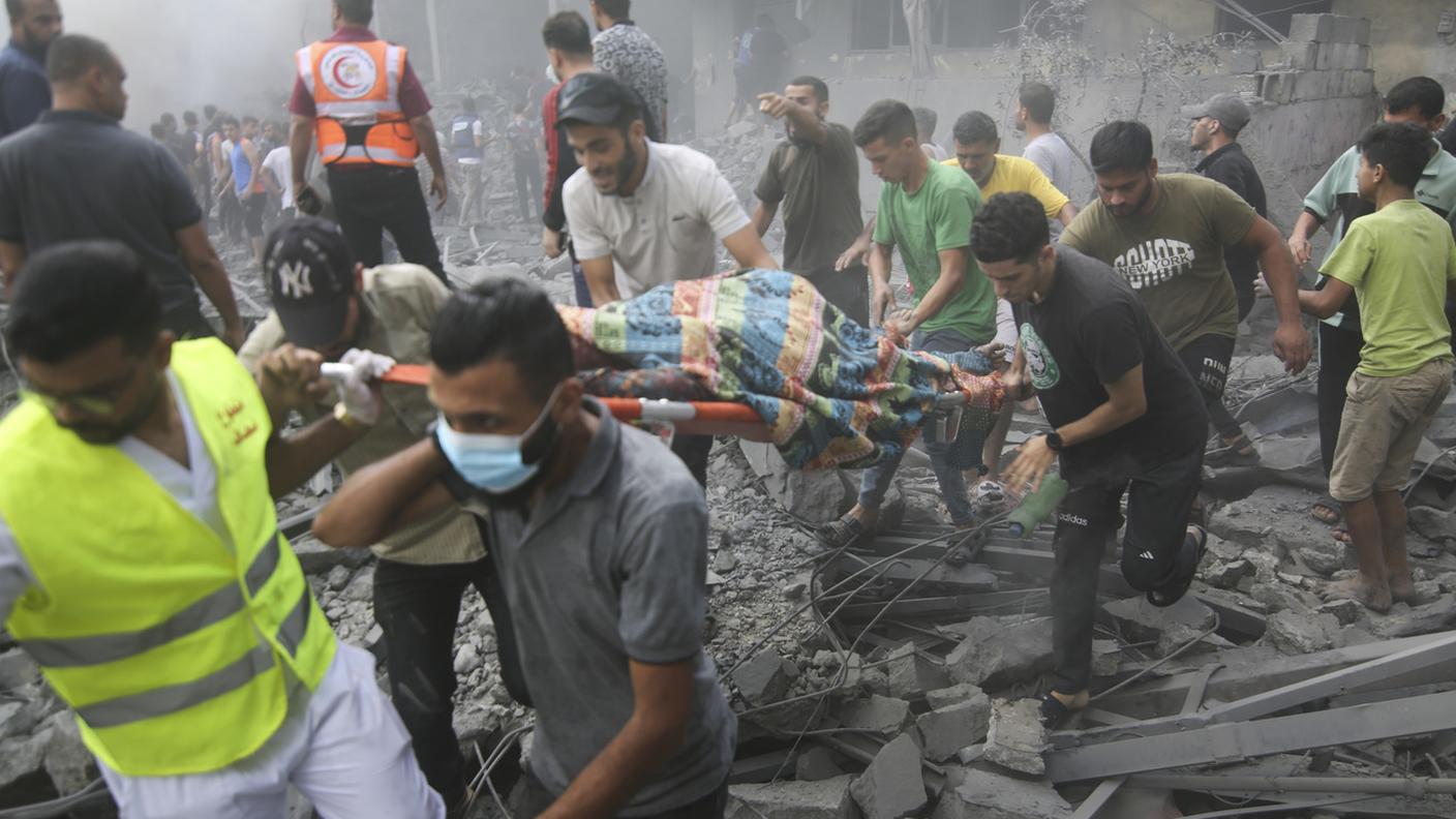 Un ferito estratto dalle macerie dopo un raid israeliano su Rafah, Striscia di Gaza (12 ottobre 2023)