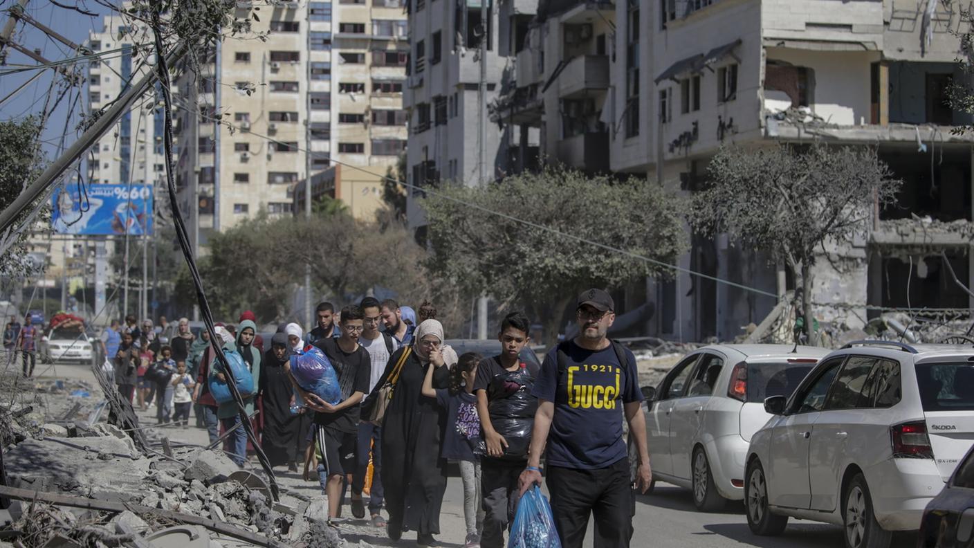 Gente che lascia da Gaza City