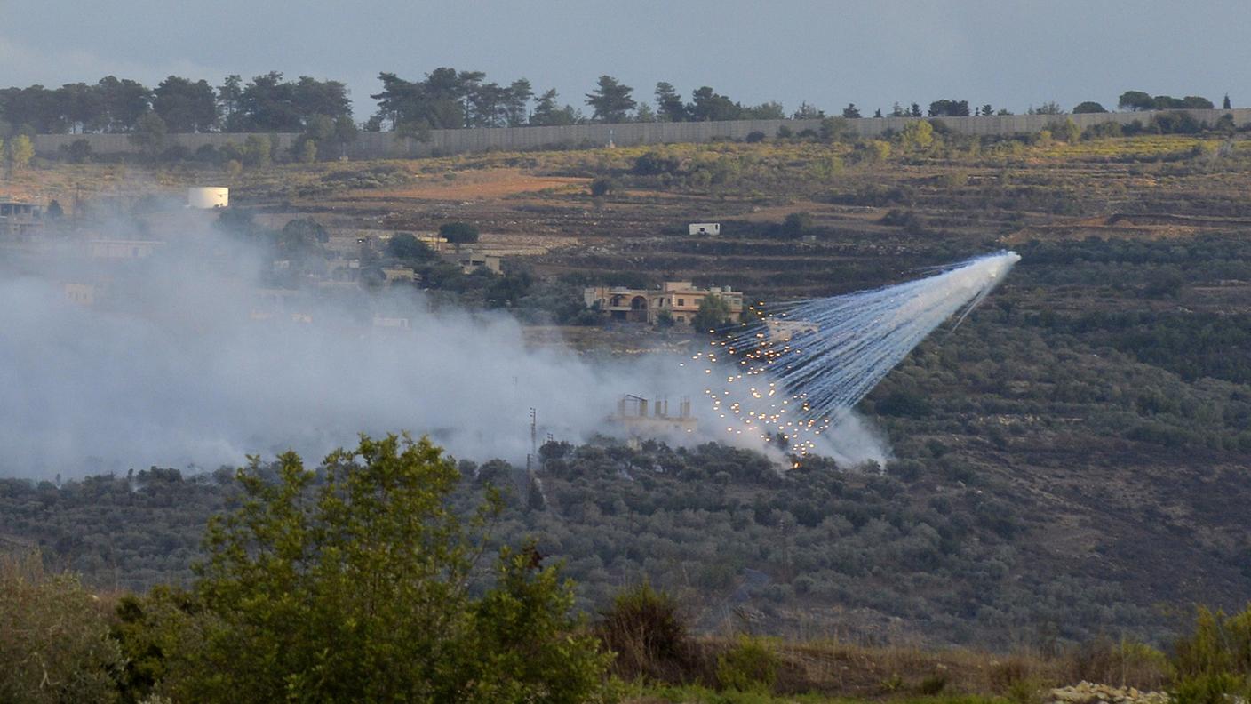 Scontro a fuoco a distanza tra l'esercito di Israele ed Hezbollah nel villaggio di Al Boustan, sul confine libanese