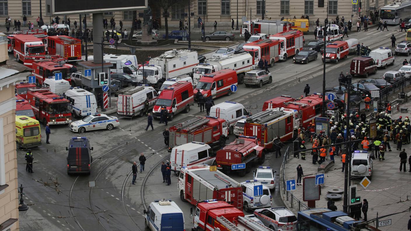 L'imponente dispiegamento di mezzi sul luogo dell'attentato