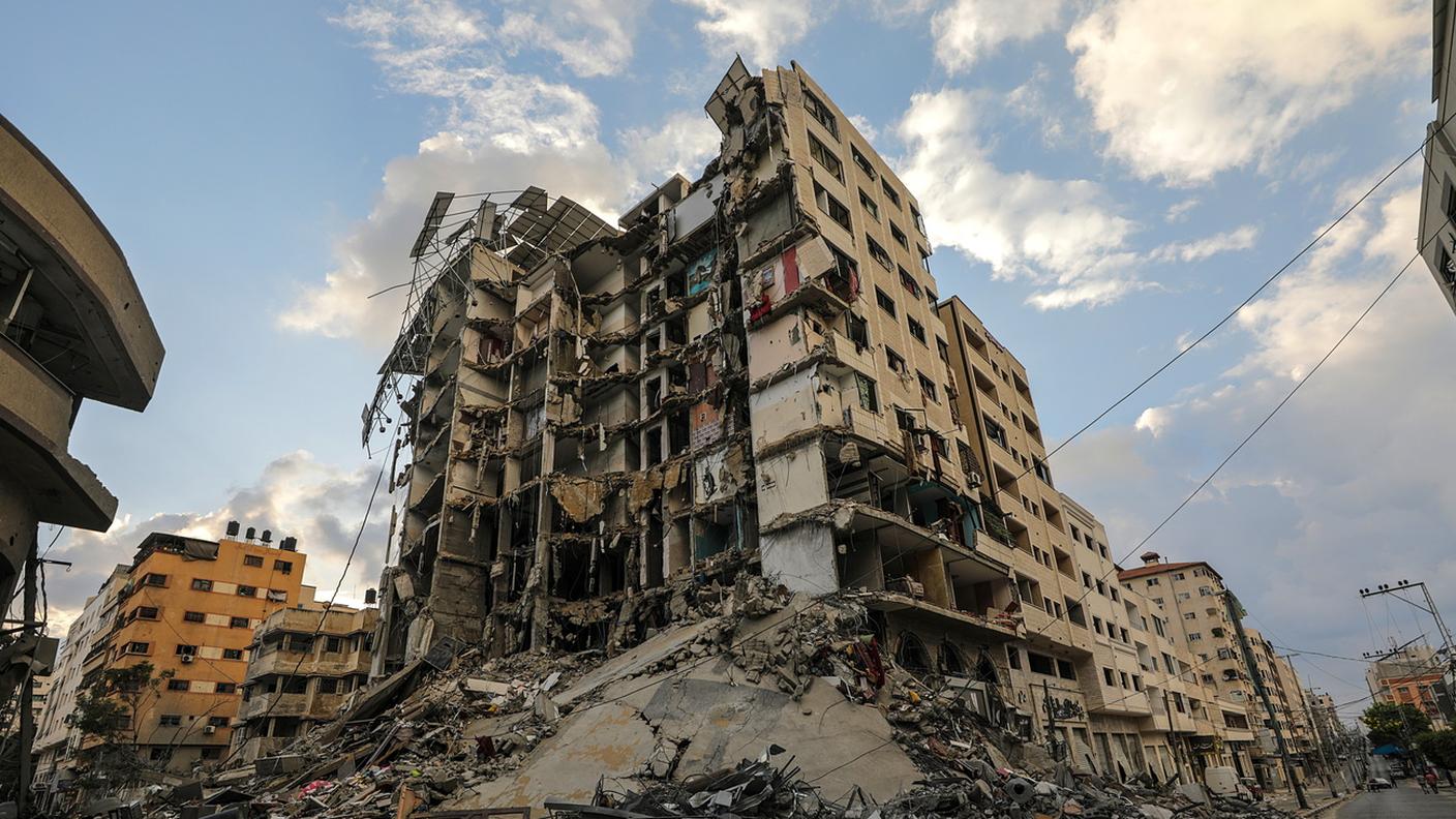 Un palazzo della Striscia di Gaza sventrato 