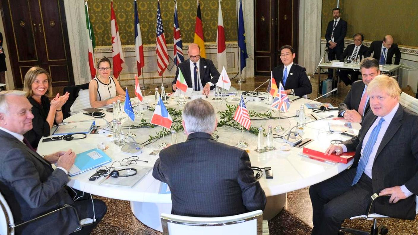 Da sinistra, il ministro francese Jean-Marc Ayrault, l'alto rappresentante dell'Unione per gli affari esteri e la politica di sicurezza Federica Mogherini, la ministra canadese Chrystia Freeland, l'italiano Angelino Alfano, il giapponese Fumio Kishida, l'inglese Boris Johnson e lo statunitense Rex Tillerson