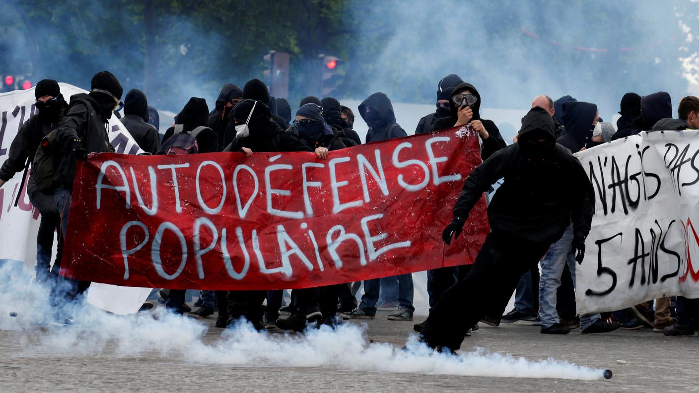 FRANCIA - La storica manifestazione sindacale è diventata un terreno di scontri, con tre poliziotti feriti