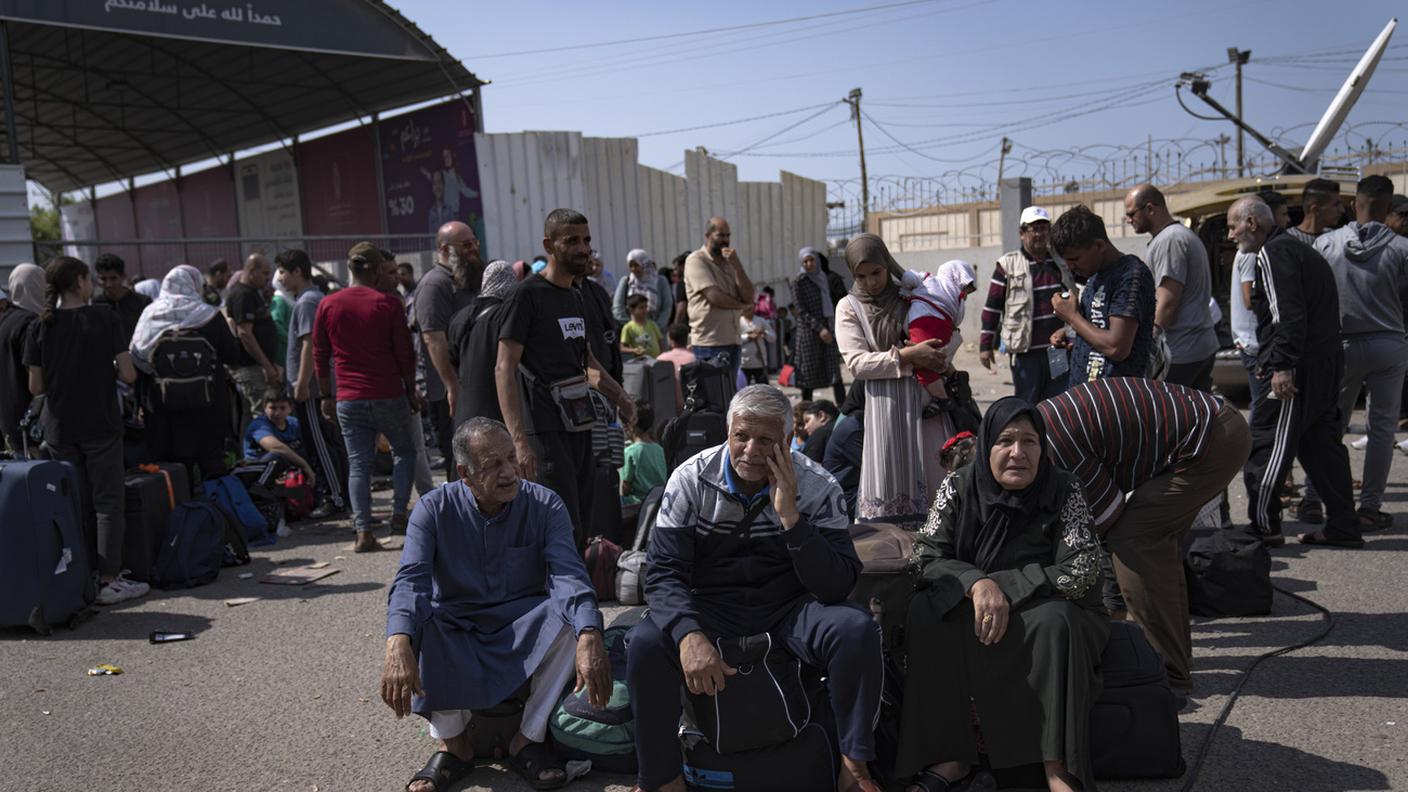 L'attesa al valico di Rafah di chi cerca di lasciare la Striscia di Gaza