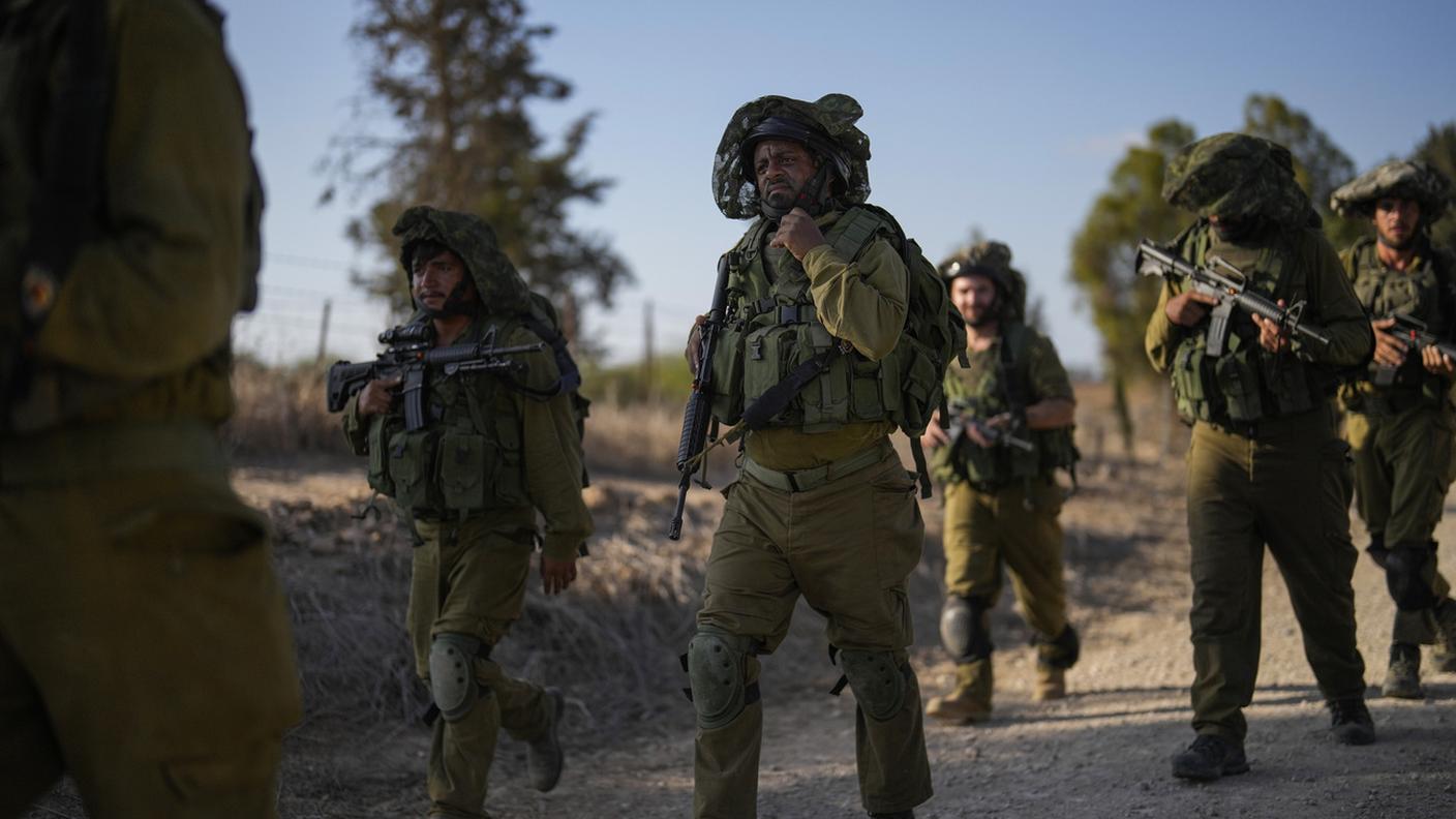 Soldati israeliani pattugliano le strade di un kibbutz attaccato da Hamas il 7 ottobre
