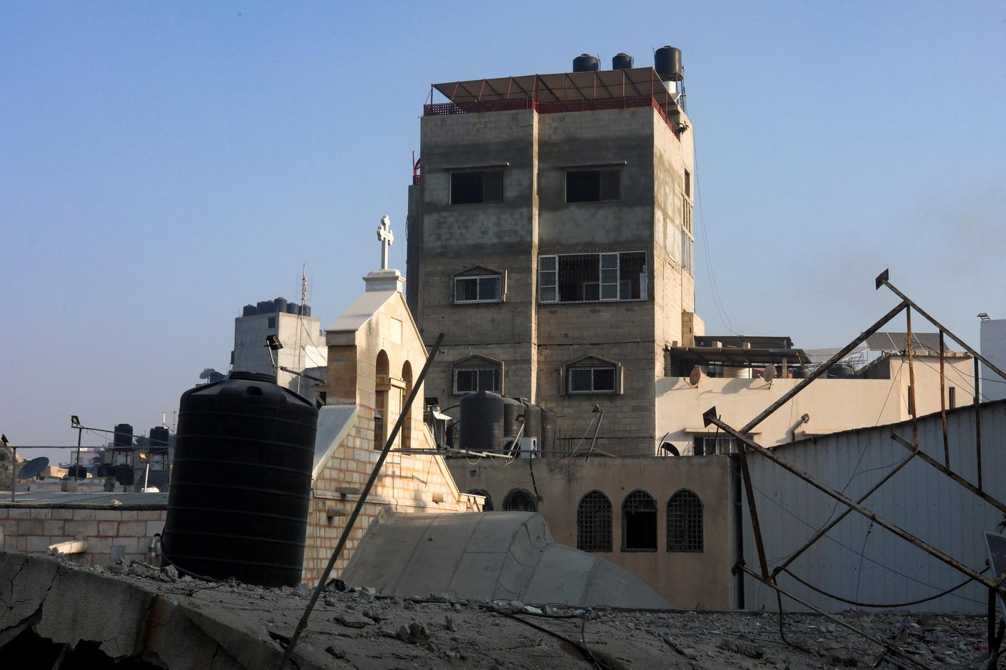 La chiesa rimasta danneggiata dal bombardamento