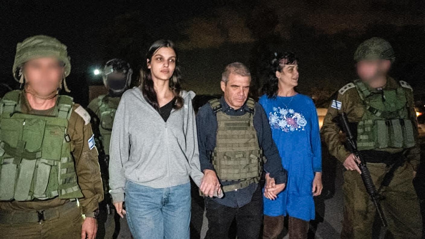 La fotografia delle due donne, ormai al sicuro in Israele, pubblicata dal Governo