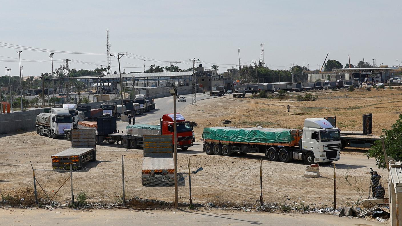 Entrano a Gaza i primi camion carichi di aiuti umanitari