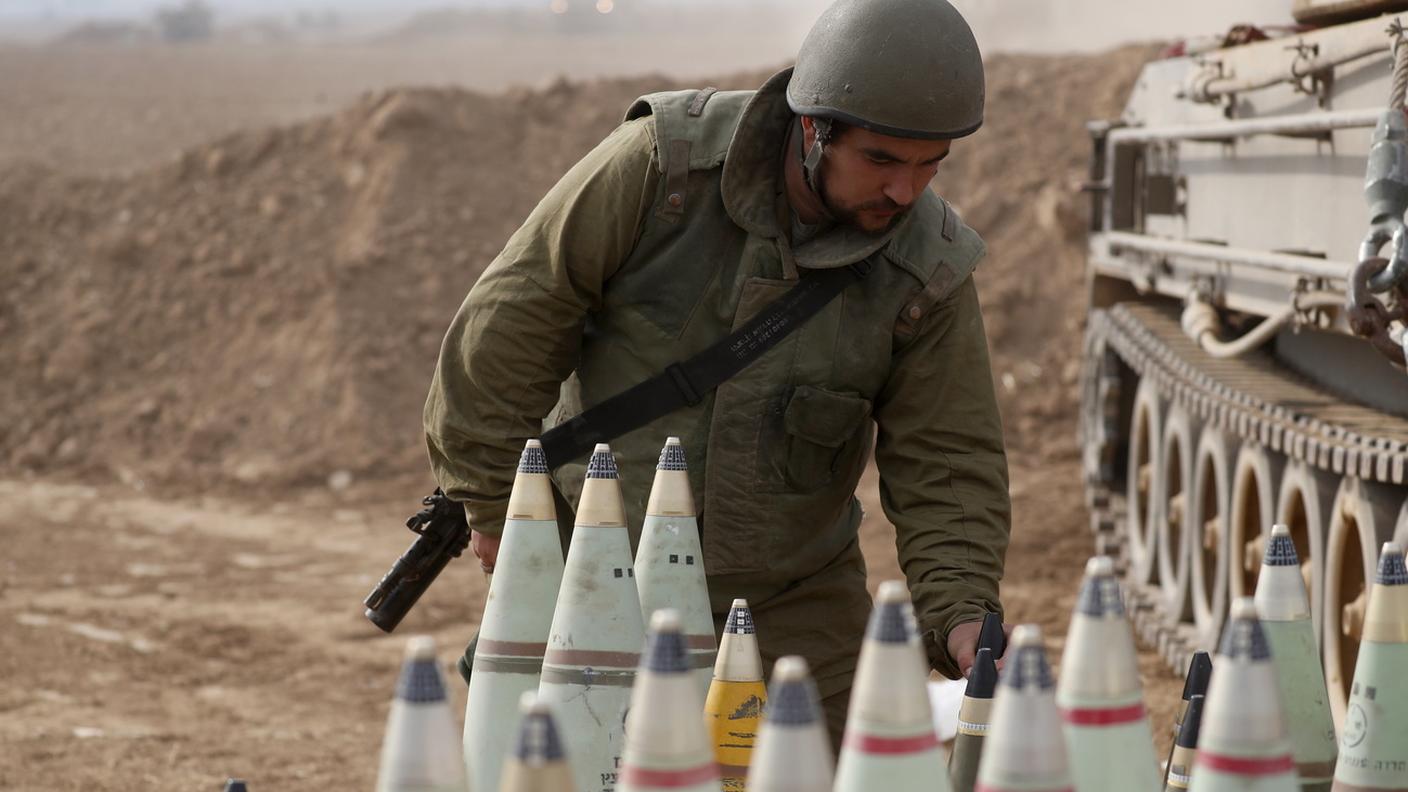 Un soldato israeliano al confine con la Striscia di Gaza