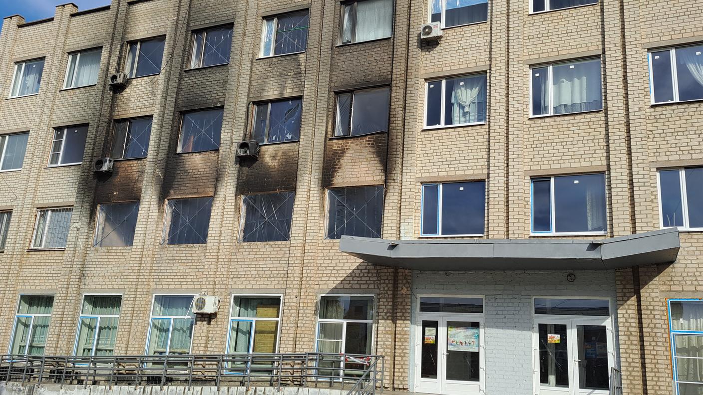 Una palazzina colpita dai droni alle porte della centrale