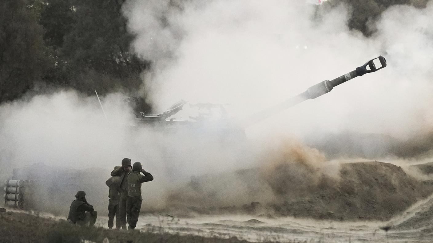 L'esercito israeliano colpisce la Striscia di Gaza