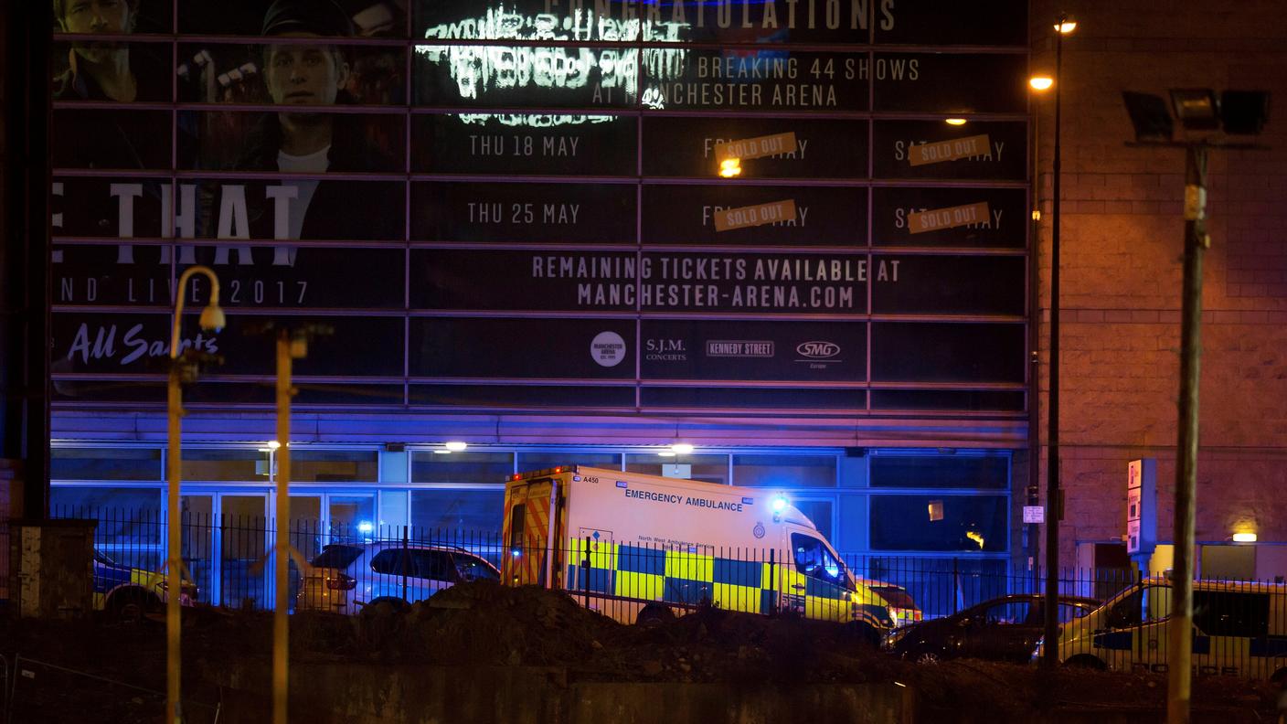 Un'ambulanza dinanzi alla Manchester Arena.