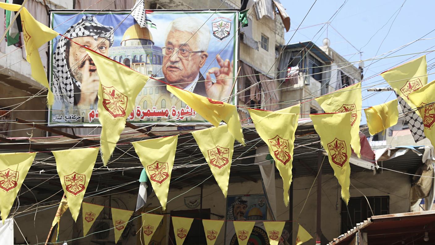 Ovunque nel campo le bandiere di al-Fatah e i ritratti di Yasser Arafat e Mahmud Abbas